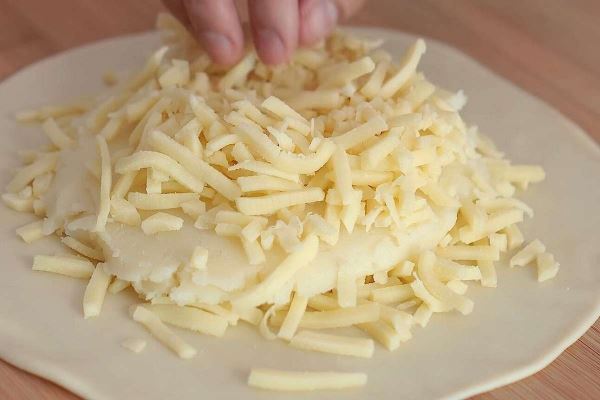 Картофельная лепешка с сыром на сковороде