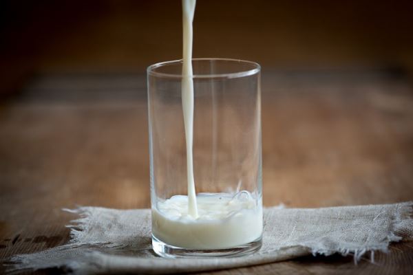 Медик рассказал, какие проблемы может спровоцировать молоко