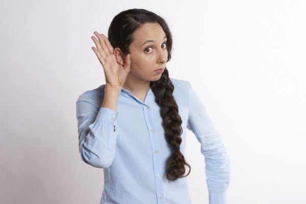 Названа главная ошибка при чистке ушей, которая вызывает нарушения слуха