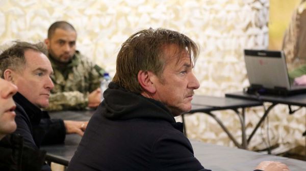 Увидел собственными глазами: что больше всего удивило Шона Пенна на Донбассе. Фото с места