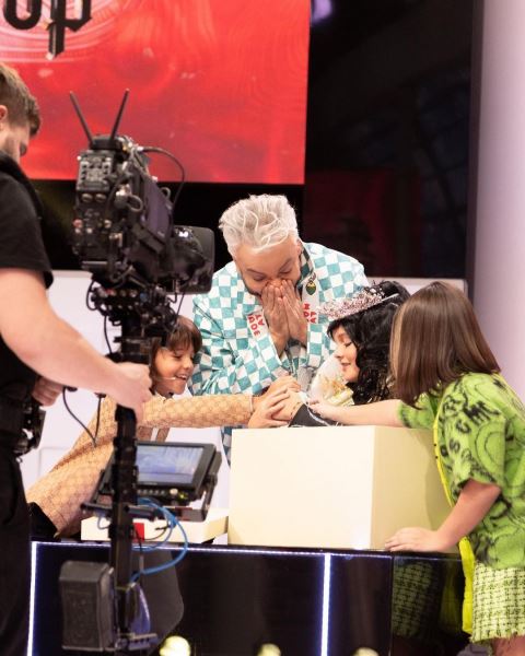 10-летняя дочь Ани Лорак появилась в шоу в "колготах зэчки". Фото скандального наряда